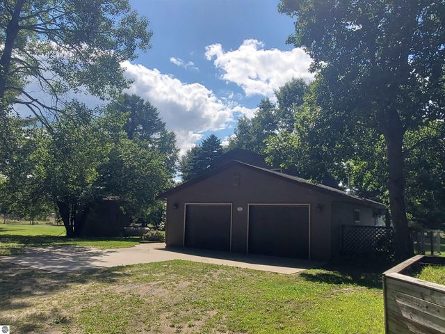 1167 S Taxiway Hotel, Lake City, MI 49651