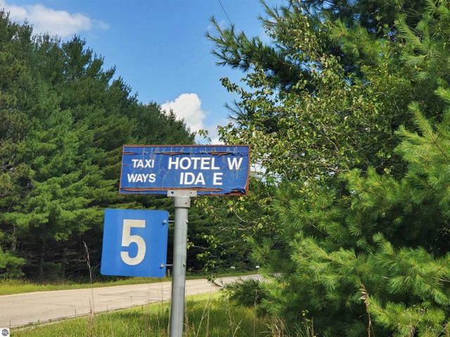 1167 S Taxiway Hotel, Lake City, MI 49651