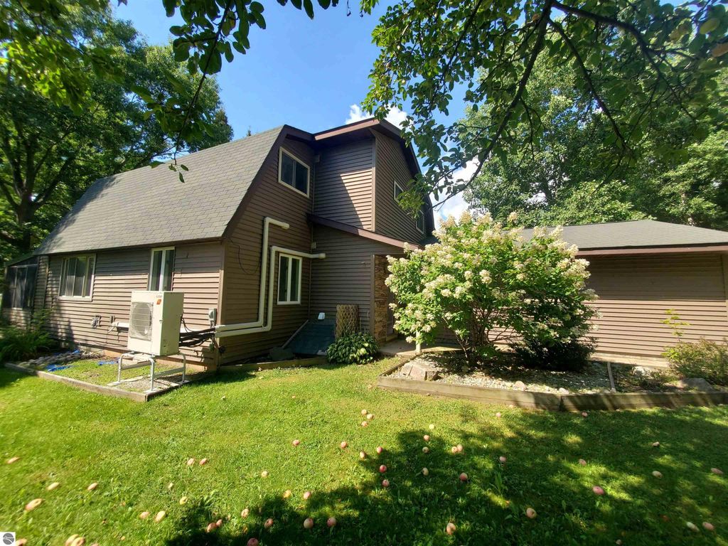 1167 S Taxiway Hotel, Lake City, MI 49651