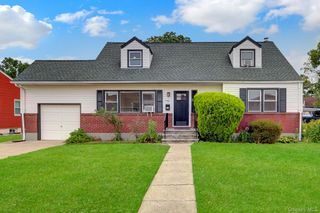 792 Highview Avenue, Westbury, NY 11590