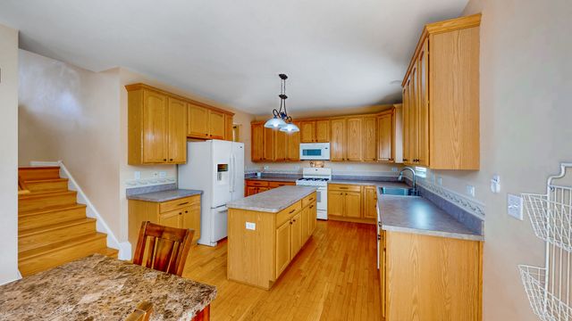 404 Hackney Lane, Oswego, IL 60543