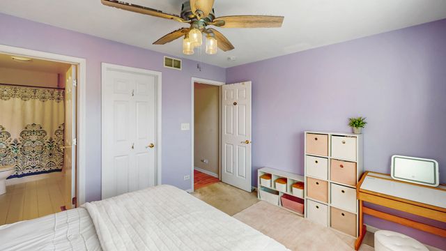 404 Hackney Lane, Oswego, IL 60543