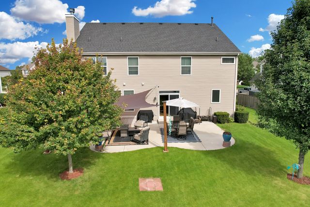404 Hackney Lane, Oswego, IL 60543