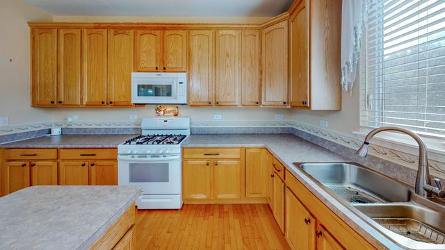 404 Hackney Lane, Oswego, IL 60543