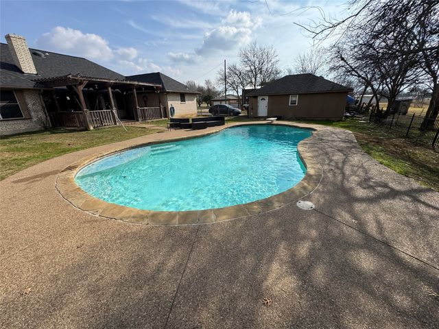 1805 Meadow Creek Drive, Crowley, TX 76036