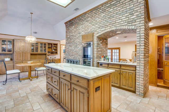2006 Lake Country Drive, Arlington, TX 76012