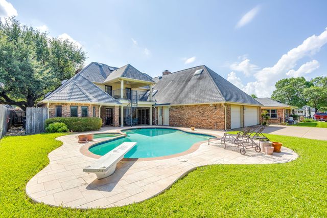 2006 Lake Country Drive, Arlington, TX 76012