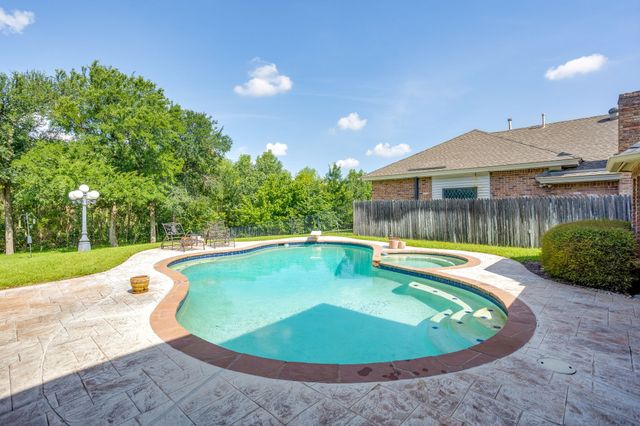 2006 Lake Country Drive, Arlington, TX 76012