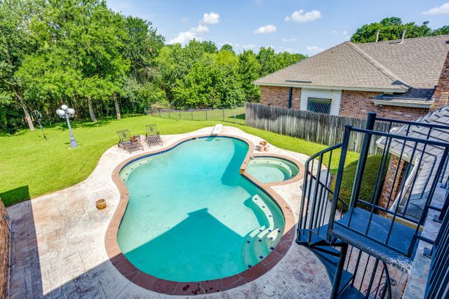2006 Lake Country Drive, Arlington, TX 76012