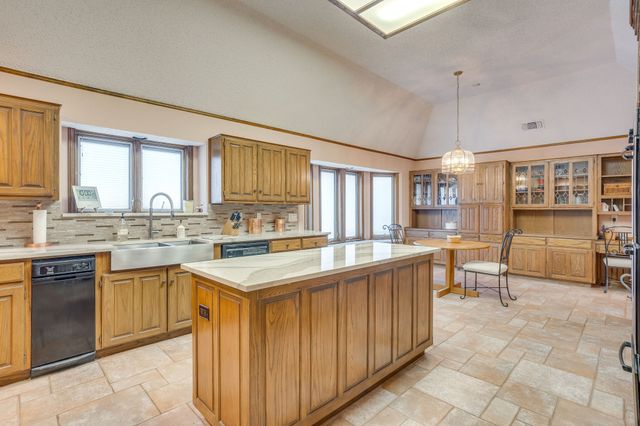 2006 Lake Country Drive, Arlington, TX 76012