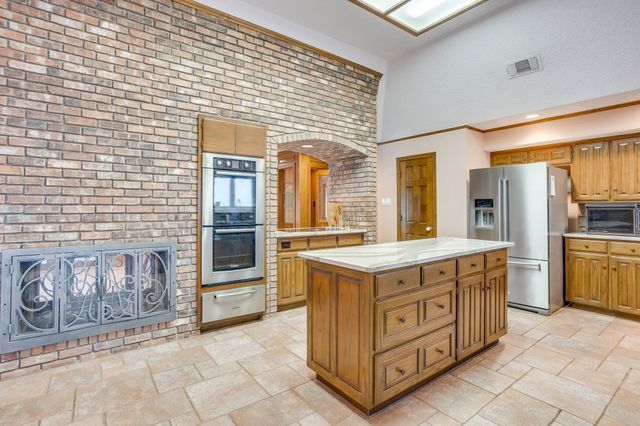2006 Lake Country Drive, Arlington, TX 76012