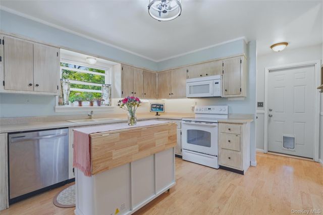 24 Esther Place, Lake Katrine, NY 12449