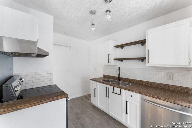 9611 Simplicity Dr, San Antonio, TX 78245
