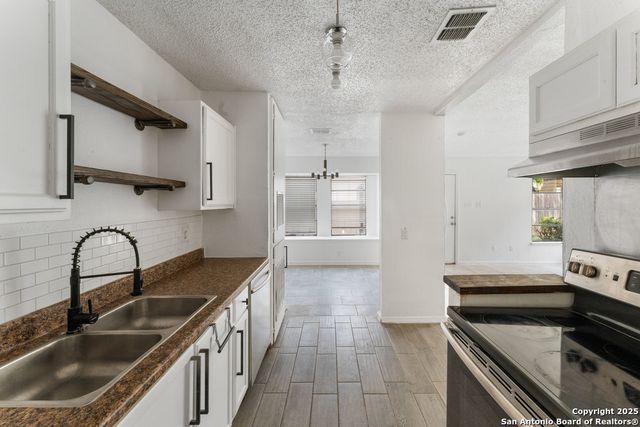 9611 Simplicity Dr, San Antonio, TX 78245