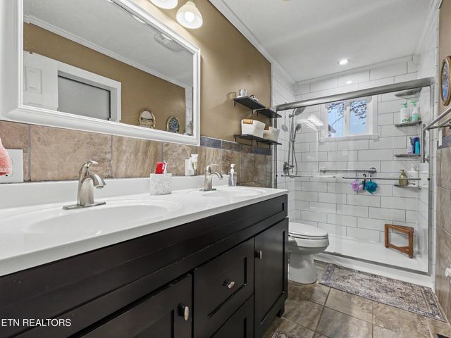 1201 Foxcrolf Drive, Knoxville, TN 37923