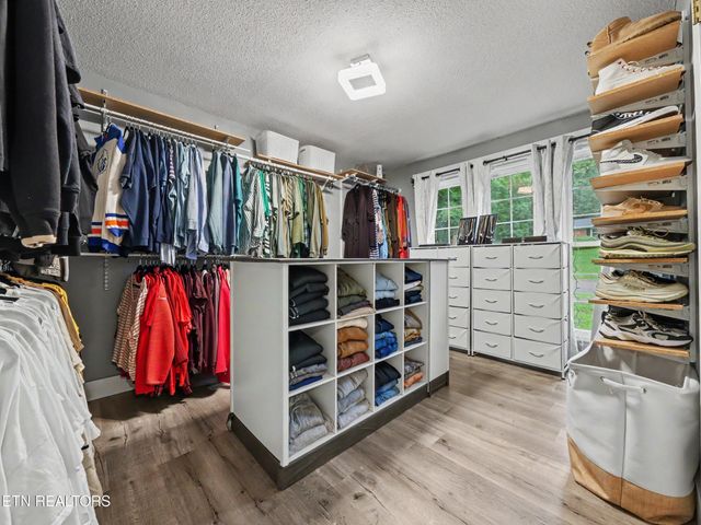 1201 Foxcrolf Drive, Knoxville, TN 37923