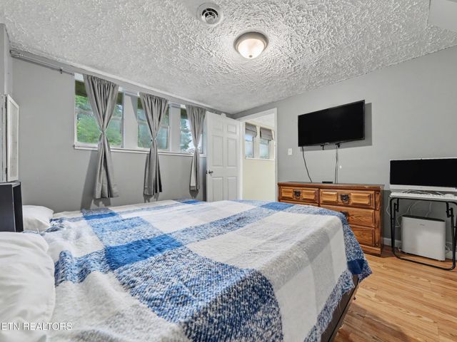 1201 Foxcrolf Drive, Knoxville, TN 37923