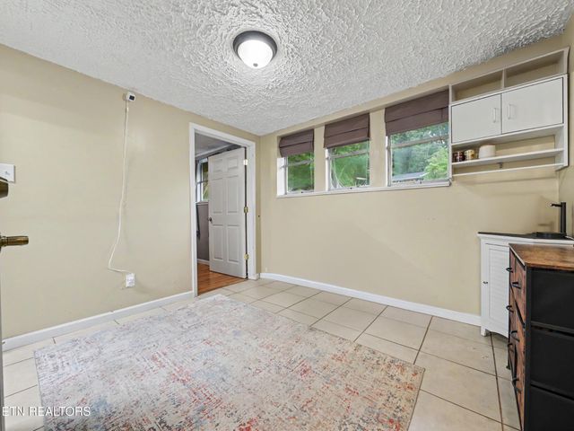 1201 Foxcrolf Drive, Knoxville, TN 37923