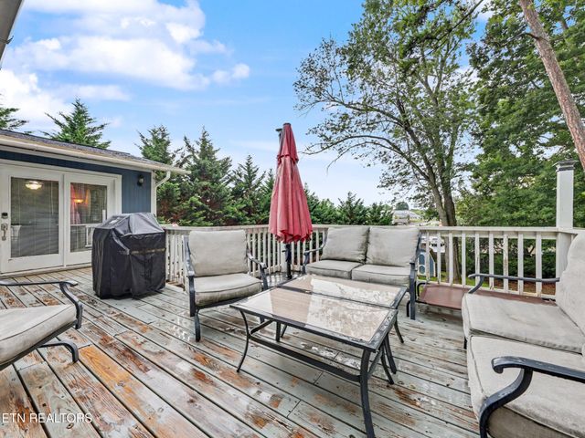 1201 Foxcrolf Drive, Knoxville, TN 37923
