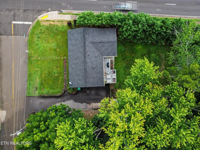 1201 Foxcrolf Drive, Knoxville, TN 37923