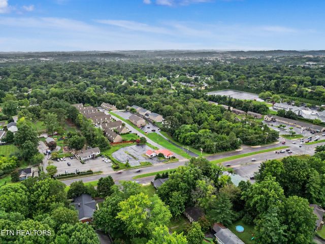 1201 Foxcrolf Drive, Knoxville, TN 37923