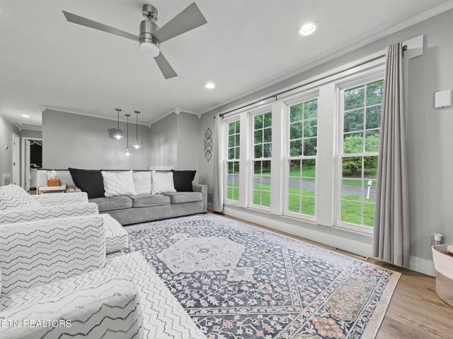 1201 Foxcrolf Drive, Knoxville, TN 37923