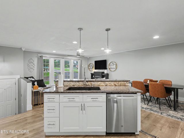 1201 Foxcrolf Drive, Knoxville, TN 37923