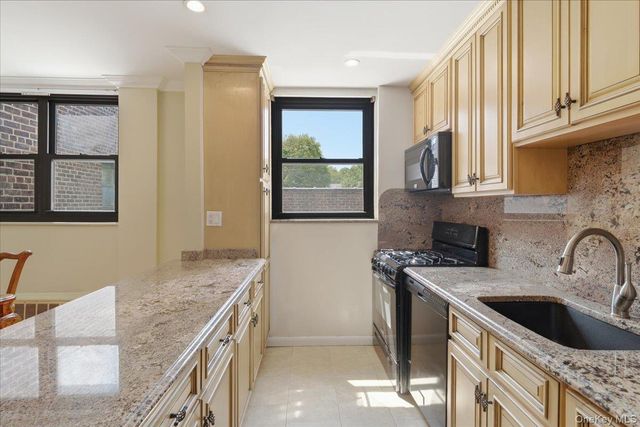 86-22 155th 3L, Howard Beach, NY 11414
