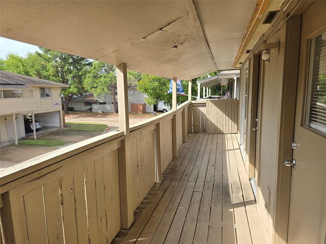 5628 Birchmont Drive D, Houston, TX 77091