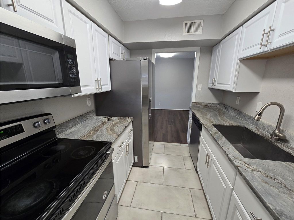 5628 Birchmont Drive D, Houston, TX 77091