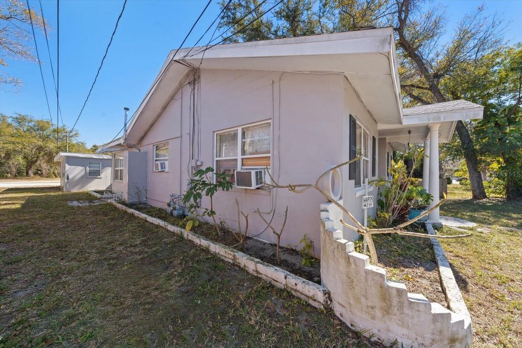 Image 11 of property listing at 370 3RD STREET NW, Largo, FL 33770