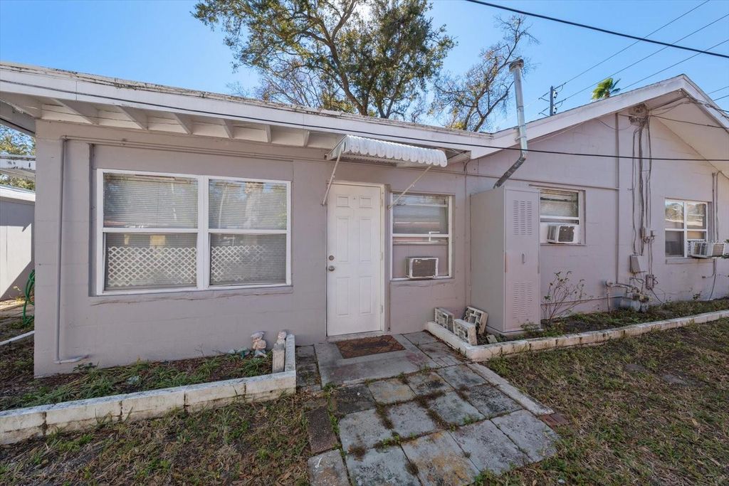 Image 12 of property listing at 370 3RD STREET NW, Largo, FL 33770