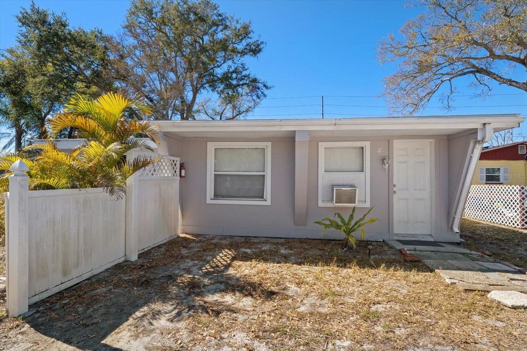 Image 16 of property listing at 370 3RD STREET NW, Largo, FL 33770