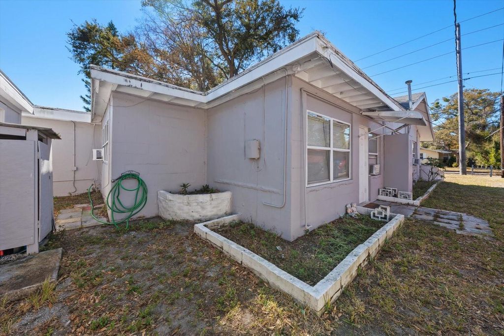 Image 19 of property listing at 370 3RD STREET NW, Largo, FL 33770