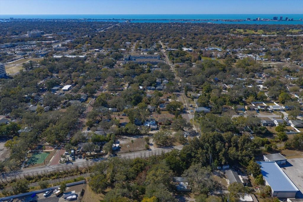 Image 22 of property listing at 370 3RD STREET NW, Largo, FL 33770