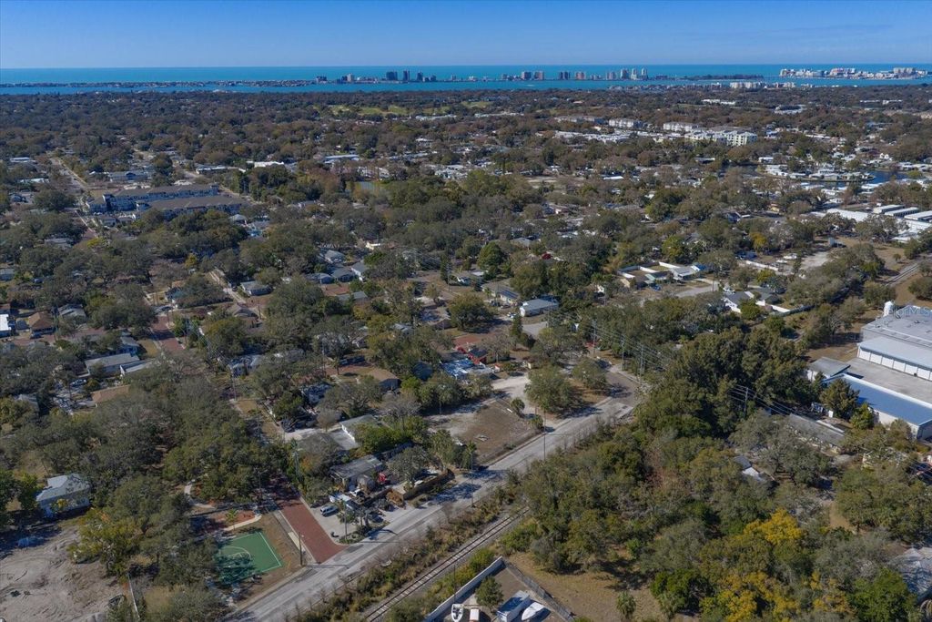 Image 23 of property listing at 370 3RD STREET NW, Largo, FL 33770