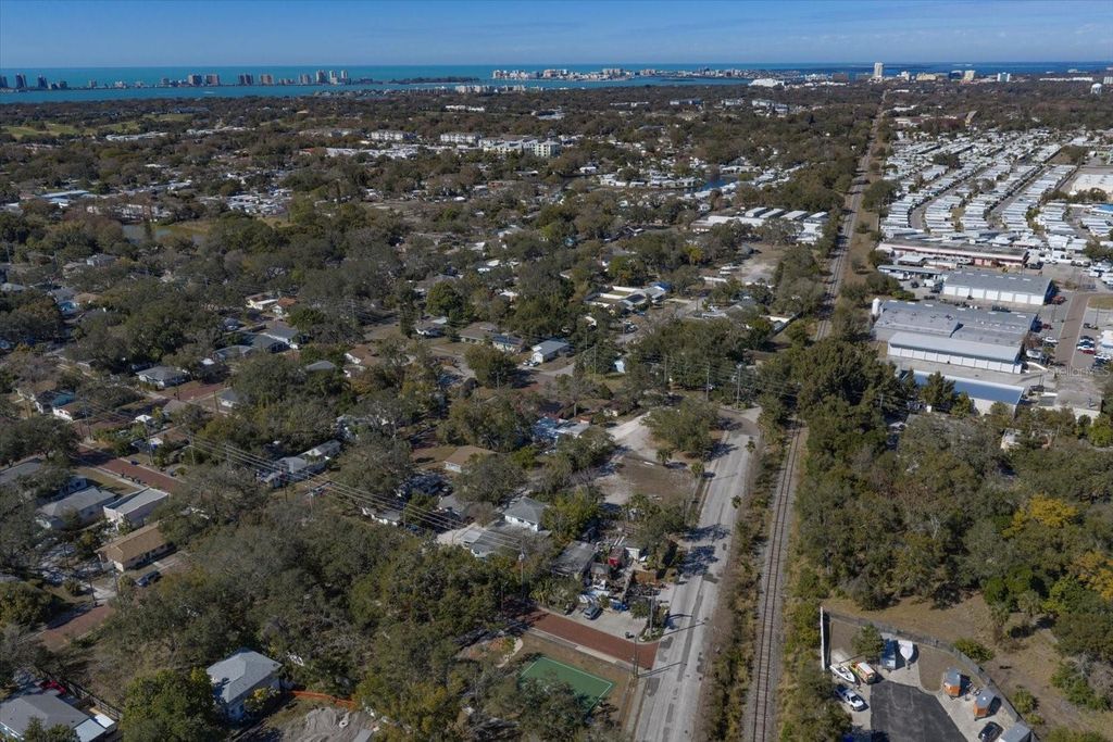 Image 26 of property listing at 370 3RD STREET NW, Largo, FL 33770