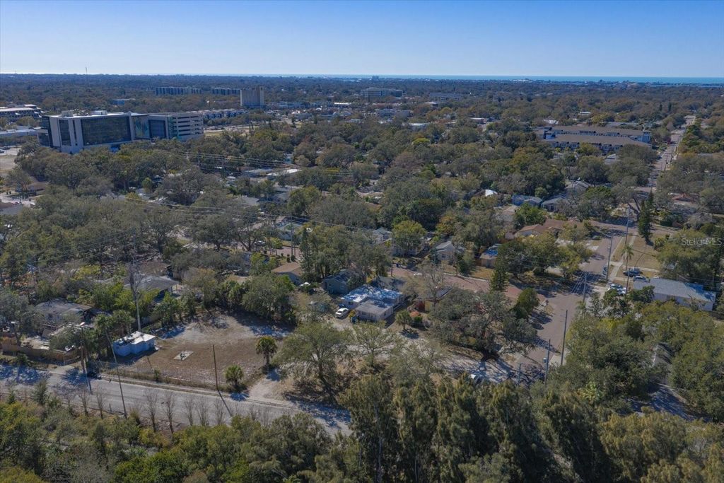 Image 27 of property listing at 370 3RD STREET NW, Largo, FL 33770