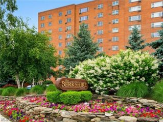 11820 Edgewater Drive 422, Lakewood, OH 44107