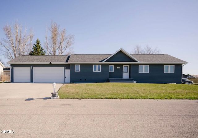 1315 8th Street SW, Jamestown, ND 58401 property photo