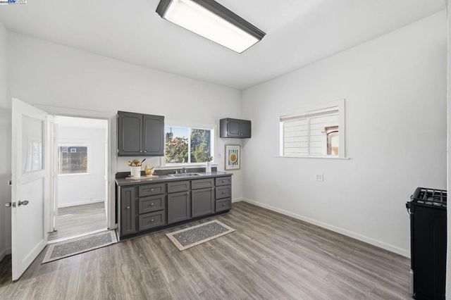 3237 Linden St, Oakland, CA 94608