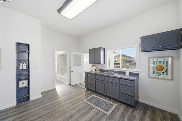 3237 Linden St, Oakland, CA 94608