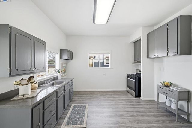 3237 Linden St, Oakland, CA 94608