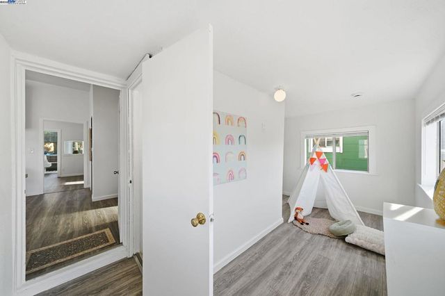 3237 Linden St, Oakland, CA 94608