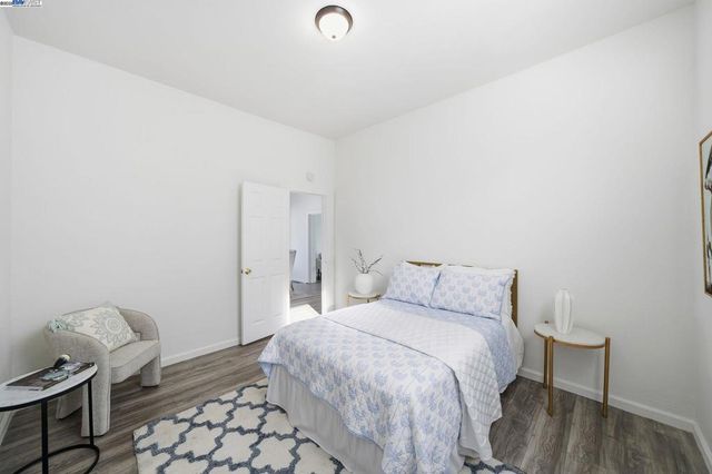 3237 Linden St, Oakland, CA 94608