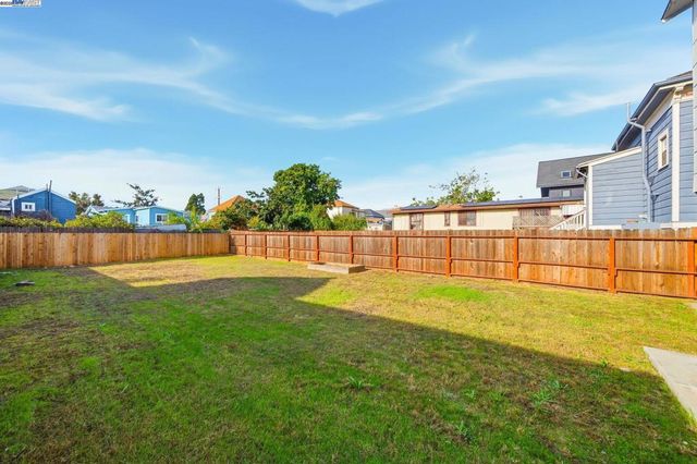 3237 Linden St, Oakland, CA 94608