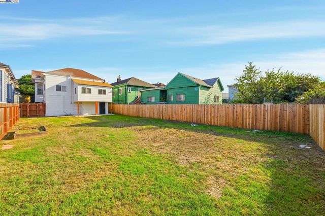 3237 Linden St, Oakland, CA 94608