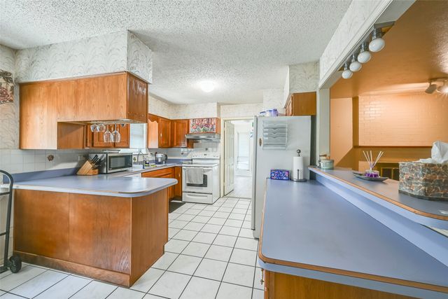 1700 Chip N Dale Drive, Arlington, TX 76012