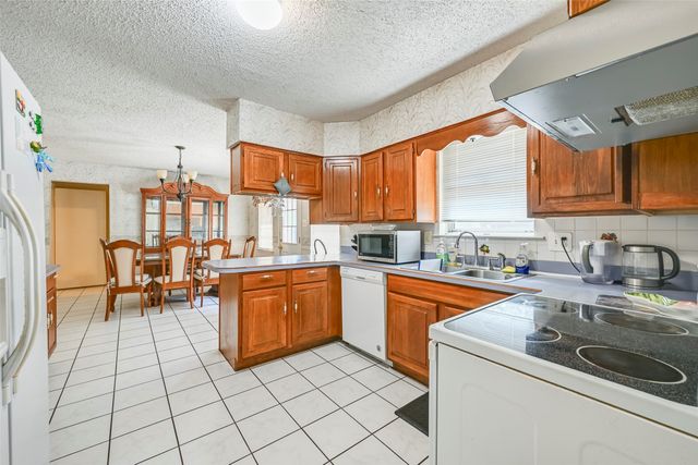 1700 Chip N Dale Drive, Arlington, TX 76012
