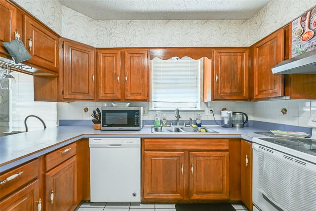 1700 Chip N Dale Drive, Arlington, TX 76012